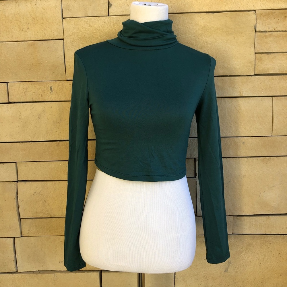 Green turtleneck        C7